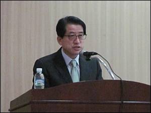이경호 한국제약협회 회장이 제9차 한-일 제약협회 공동세미나에서 인사말을 하고 있다.