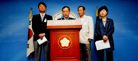 박인숙 국회의원(새누리당.사진 우)은 정명현 한국보건의료인국가시험원 원장, 안덕선 한국의학교육평가원 원장, 송형곤 대한의사협회 상근부회장이 참석한 가운데 국회 정론관에서 기자회견을 열고, 서남대학교 의과대학의 신입생 모집과 관련하여 이를 즉각 중단할 것과 대학 폐쇄를 거듭 촉구하는 성명을 발표하고 있다.