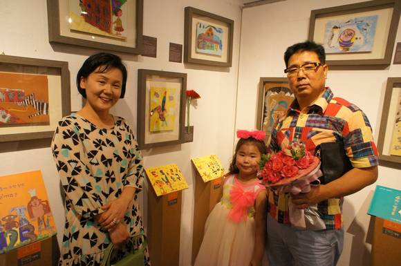 아버지 안성만씨와 가족이 안시현양의 작품앞에서 안작가의 설명을 듣고 있다. 안작가는 관람객들의 질문에도 또박또박 답해주는 센스도 보였다.