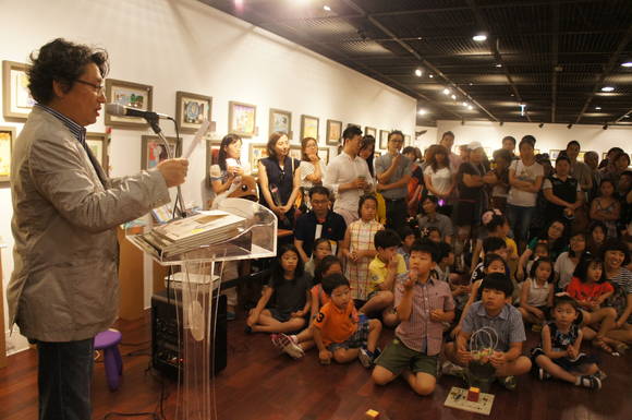 바퀴달린그림책 이종구대표가 시상식을 하고 있다. 이대표는 이날 그림은 어린이의 창의력을 높여주는데 매우 중요하다며 어린작가 발굴에 더욱 정진해 나가겠다고 밝혔다.