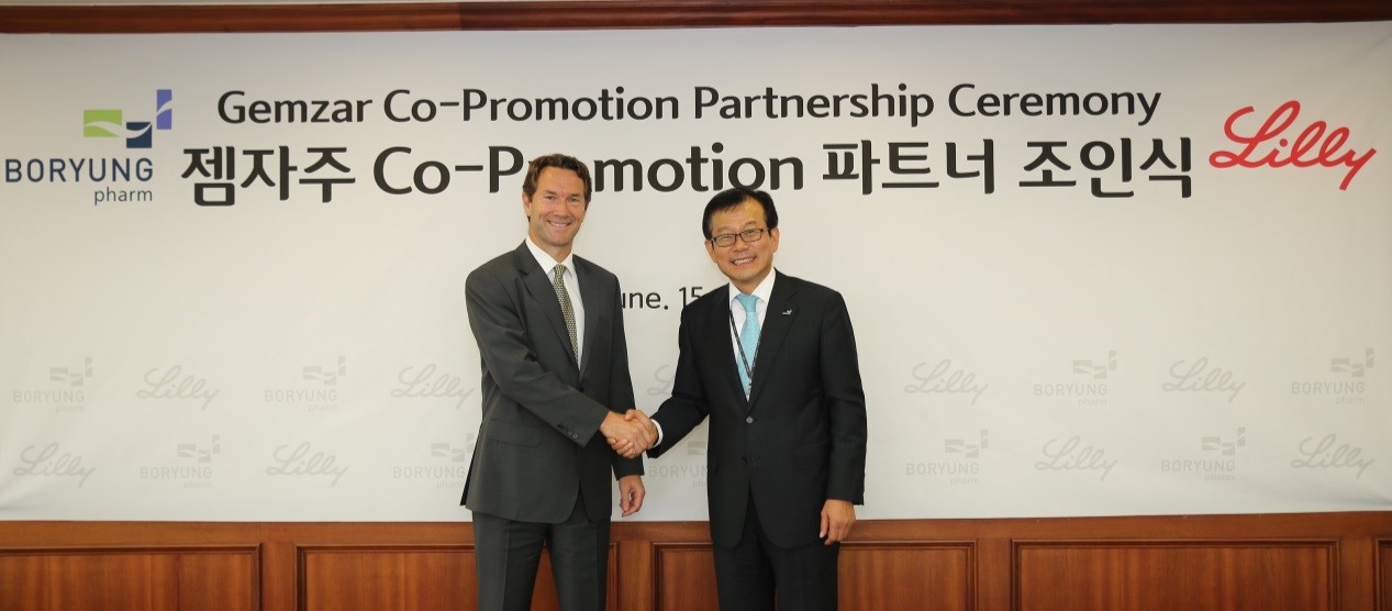 15일 보령제약 본사에서 진행된 젬자 코프로모션 파트너 조인식을 마치고 보령제약 최태홍사장(우)과 한국릴리 폴 헨리 휴버스 대표(좌)가 악수를 하고 있다.